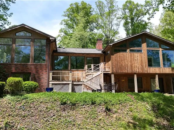 700 Lakemont Trl, Mount Airy, NC 27030