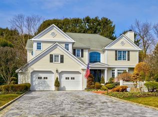 15 Rose Hill Dr, Manhasset, NY 11030