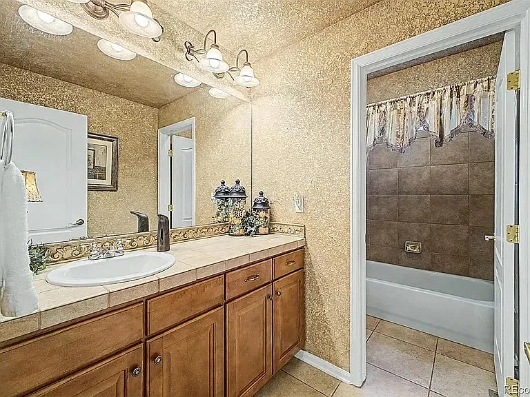 3 bed, 4172 sqft, $3,490 — Photo 4
