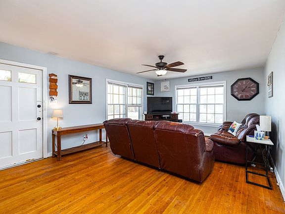 4th image of 915 W Avenue M