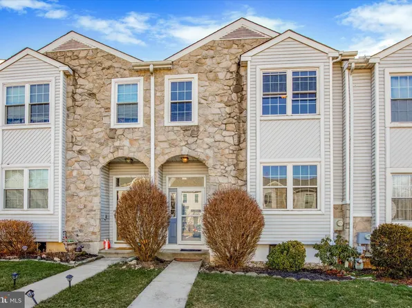 135 Spruce Ln, Collegeville, PA 19426