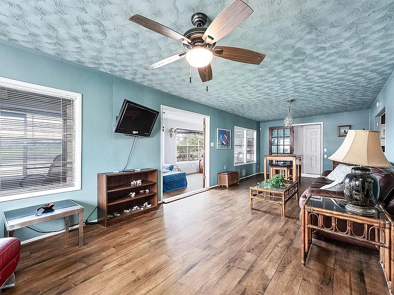 325 Palm Dr — Photo 19