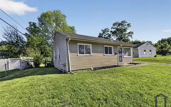 3 bed, 884 sqft, $1,635 — Photo 4