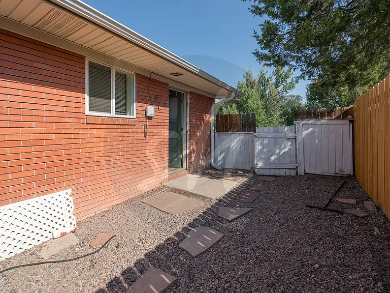 1003 E Columbia St — Photo 10