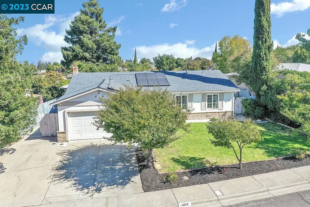 1052 Jewett Ave photo 1