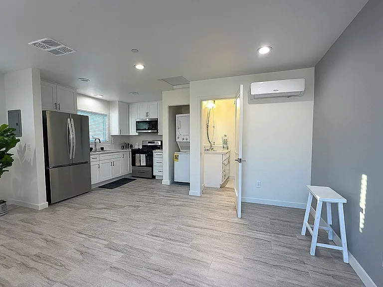 1451 W Almond Ave #D — Photo 2