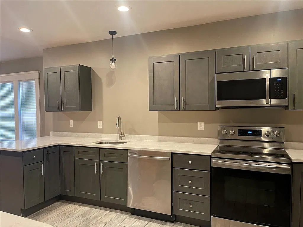 2 bed, 1.0 bath, 1242 sqft, $2,300 — Photo 2