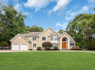 25 Oriole Way, Dix Hills, NY 11746