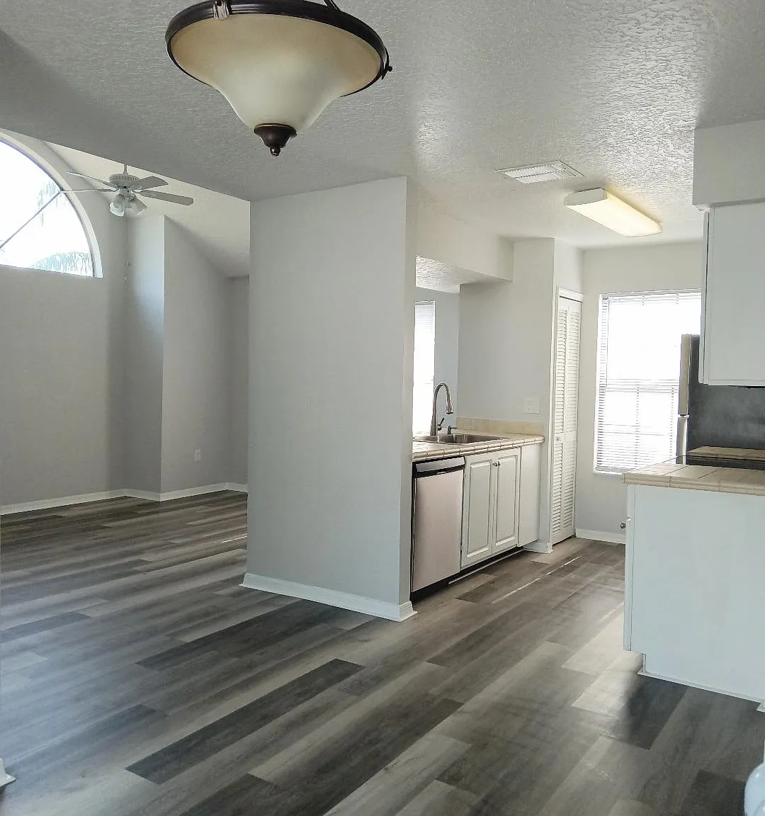 2 bed, 1025 sqft, $1,600 — Photo 2
