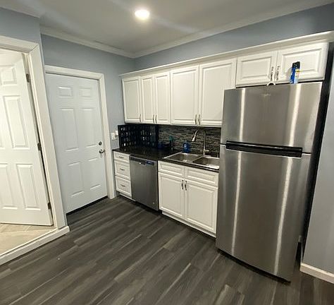 5th image of 121 Lexington Ave #33