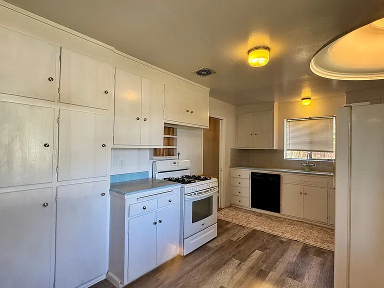 2614 Aramon Dr — Photo 7