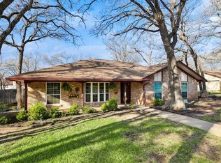 302 Shadow Ln, Euless, TX 76039