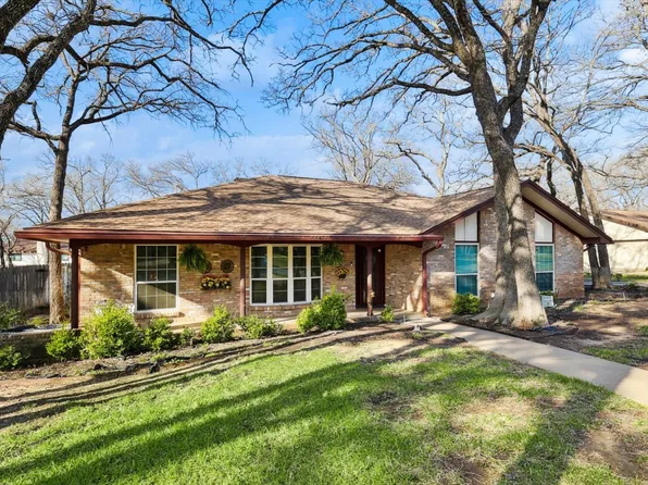 302 Shadow Ln, Euless, TX 76039