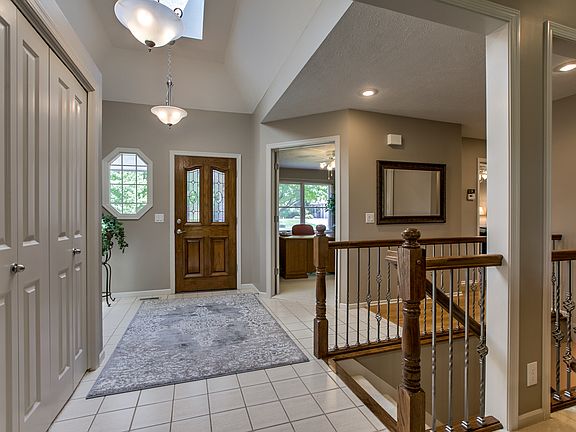 Light-filled entry