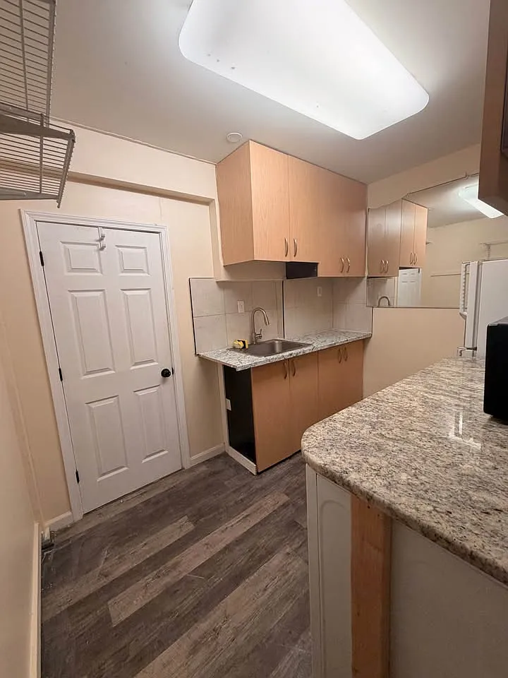 122 Goldsworth Ter SW — Photo 3