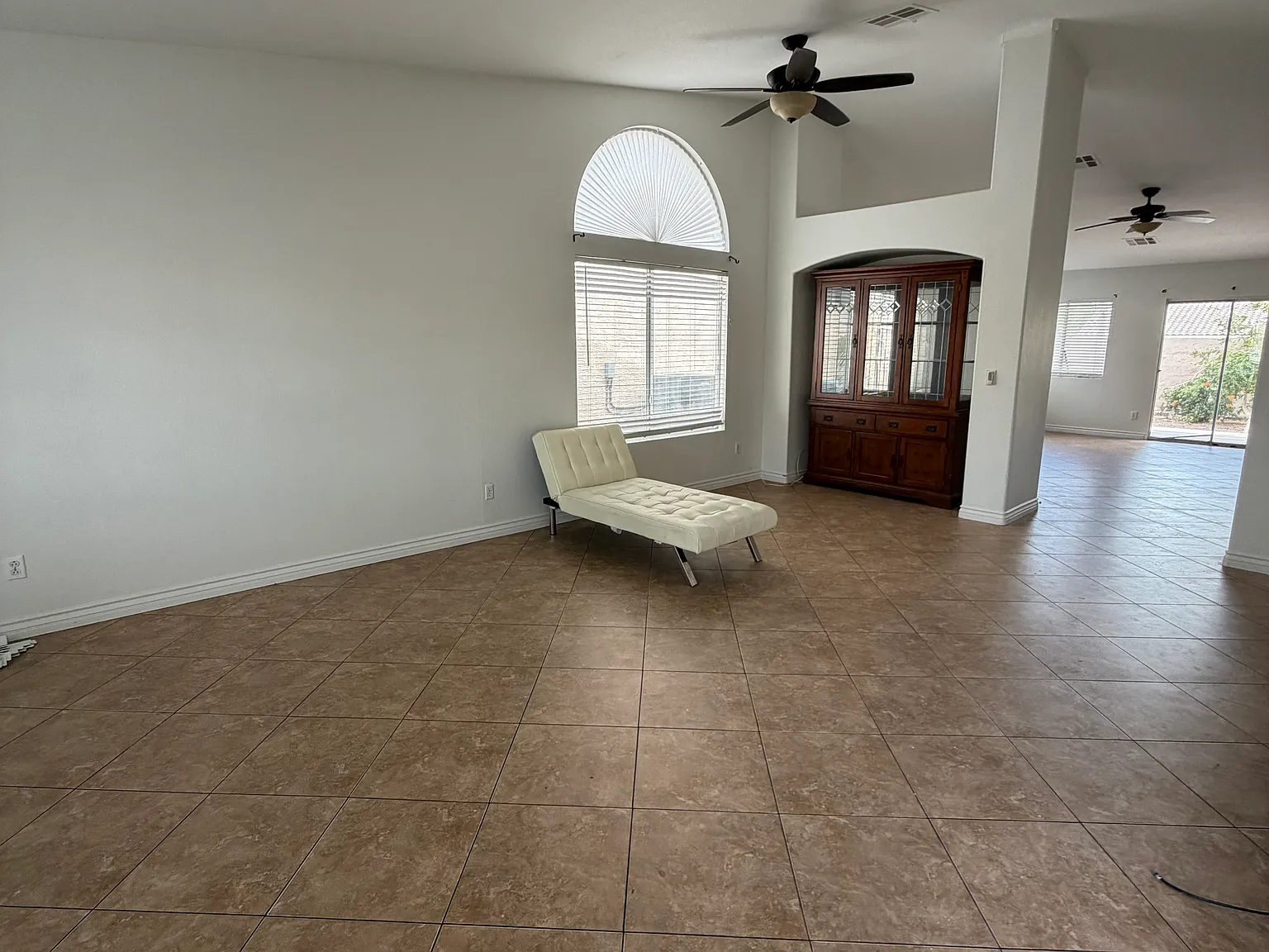 4 bed, 2110 sqft, $2,400 — Photo 3