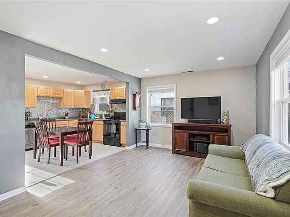 3rd image of 5005 Woodend Ave