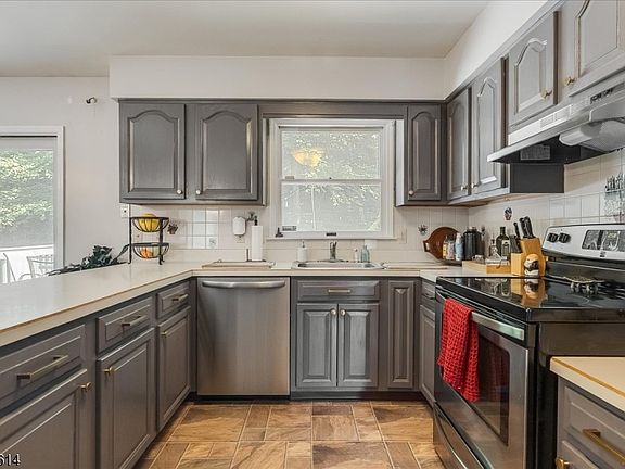 4th image of 14 Pudding Stone Ln
