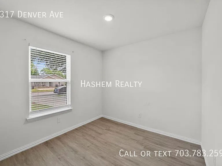 1317 Denver Ave — Photo 12