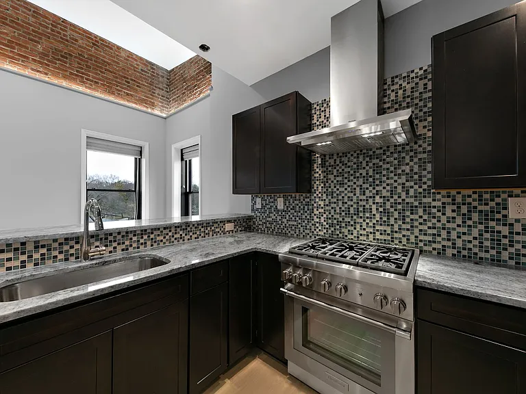 560 Madison Ave — Photo 6