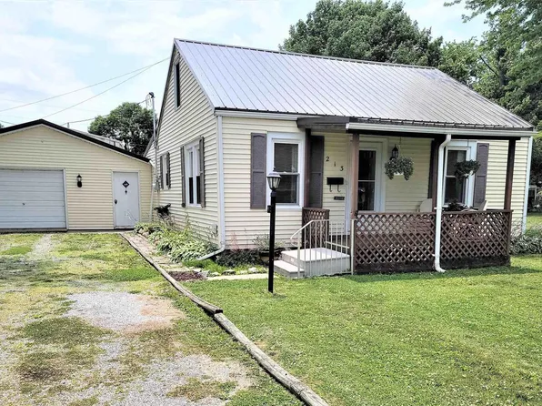 213 W 12th St, Flora, IL 62839