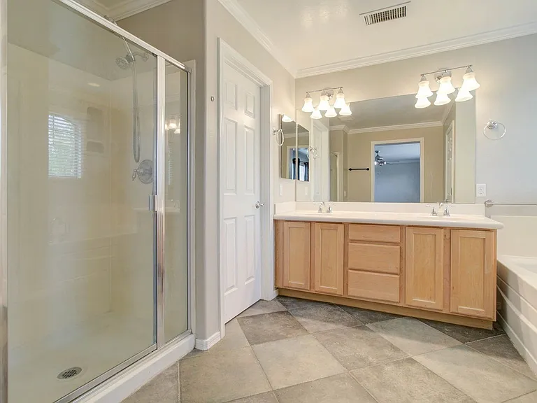 2143 W Marconi Ave — Photo 37
