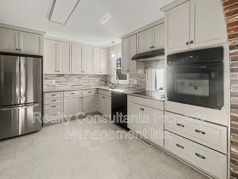 3222 S Elm Eugene St — Photo 4