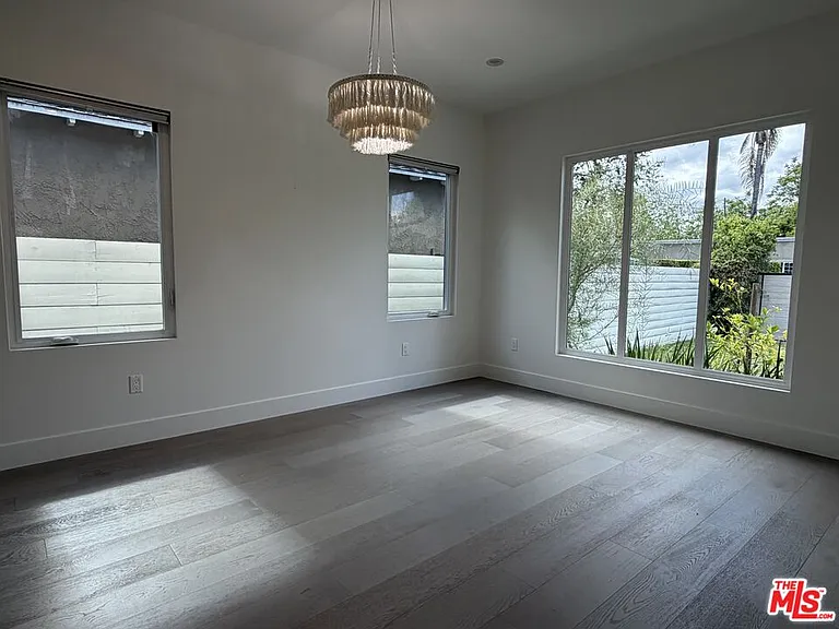 15122 Morrison St — Photo 10