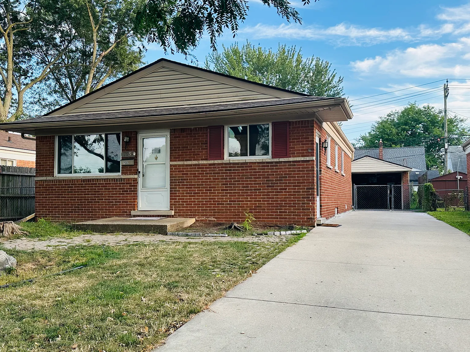 3 bed, 1.5 bath, 949 sqft, $1,700 — Photo 1