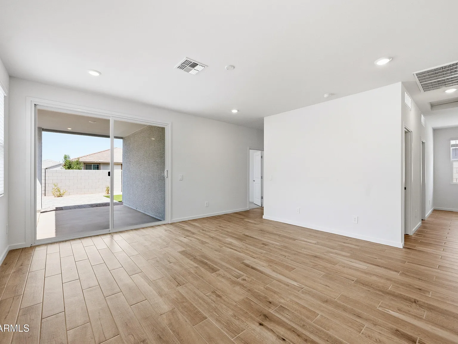 4 bed, 3.0 bath, 2049 sqft, $2,300 — Photo 4