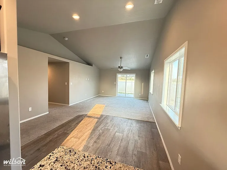 1912 S 62nd Ave — Photo 5