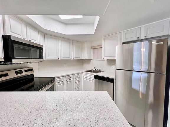 3rd image of 8215 Lake Dr #202