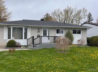 17 Canfield Rd #1, Ottawa, ON K2H5S7
