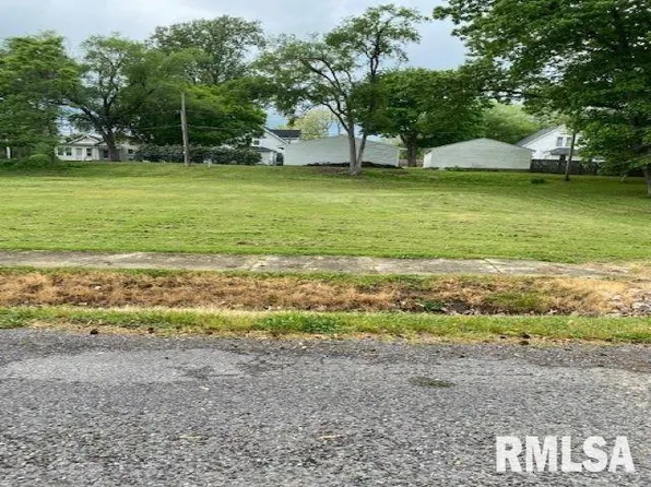 109 N 8th St, Riverton, IL 62561
