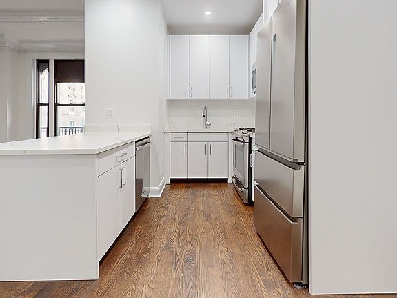 3rd image of 200 W 58th St APT 12A