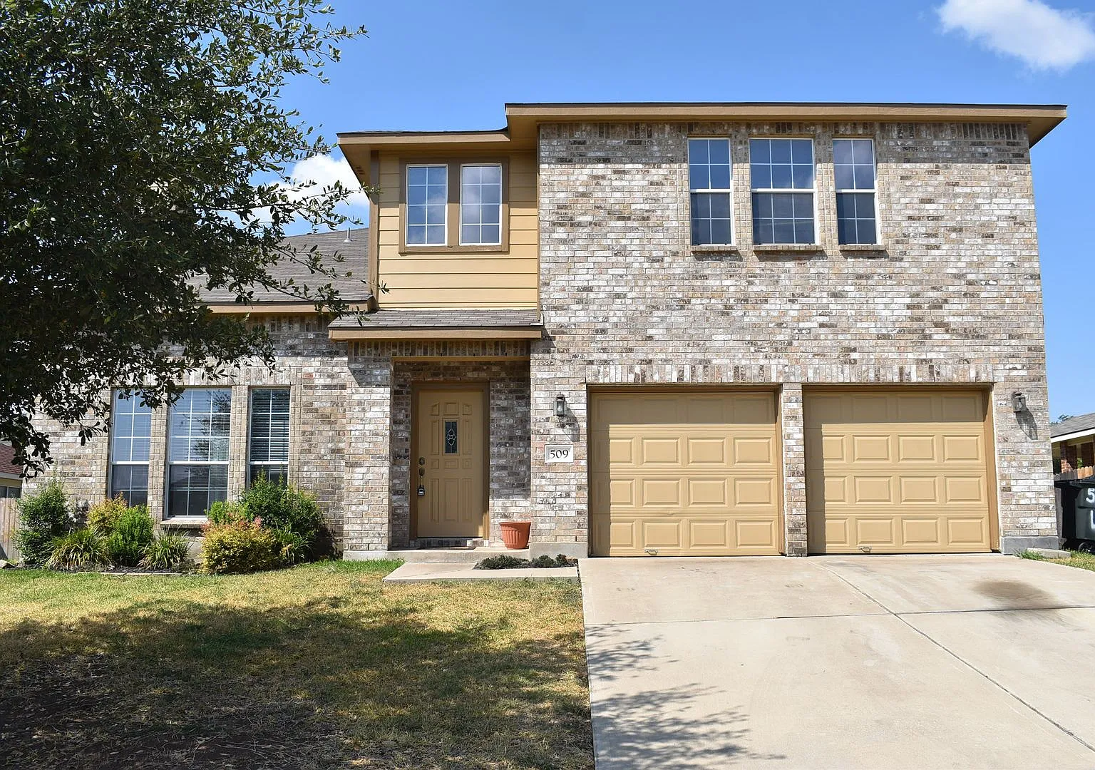 Wow, rundon't walk or you will miss out on one of the most inviting homes on the market. — Photo 2