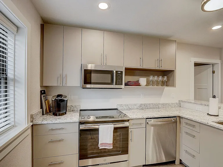 2105 N Booth St — Photo 30