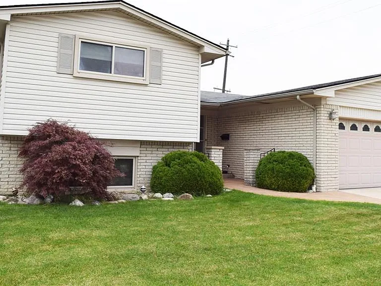 43608 Lombardy Dr — Photo 2