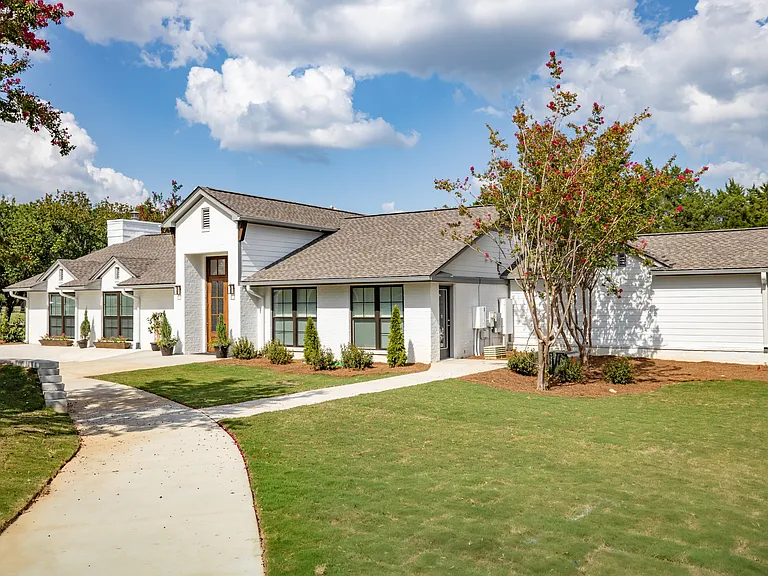 Our Montgomery apartments at Stratford Village feature well-maintained buildings with attractive exteriors and mature landscaping, professionally operated by Highlands Vista Group.