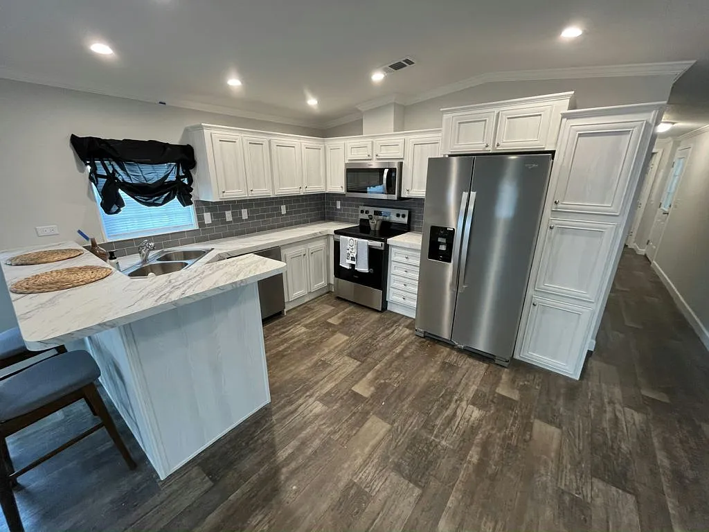 2 bed, 2.0 bath, 901 sqft, $1,299 — Photo 3