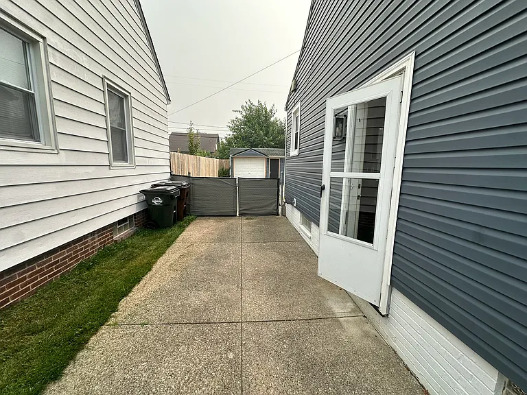 6711 Farnsworth Dr — Photo 82