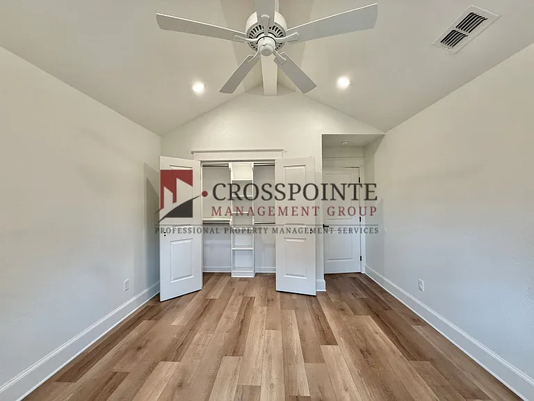 413 Dallas St — Photo 17