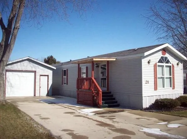21 Meadowlark Ln, Watertown, WI 53098