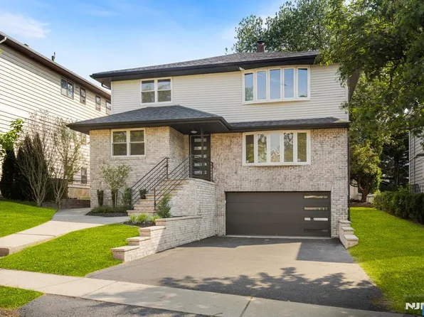 54 W Columbia Ave, Palisades Park, NJ 07650