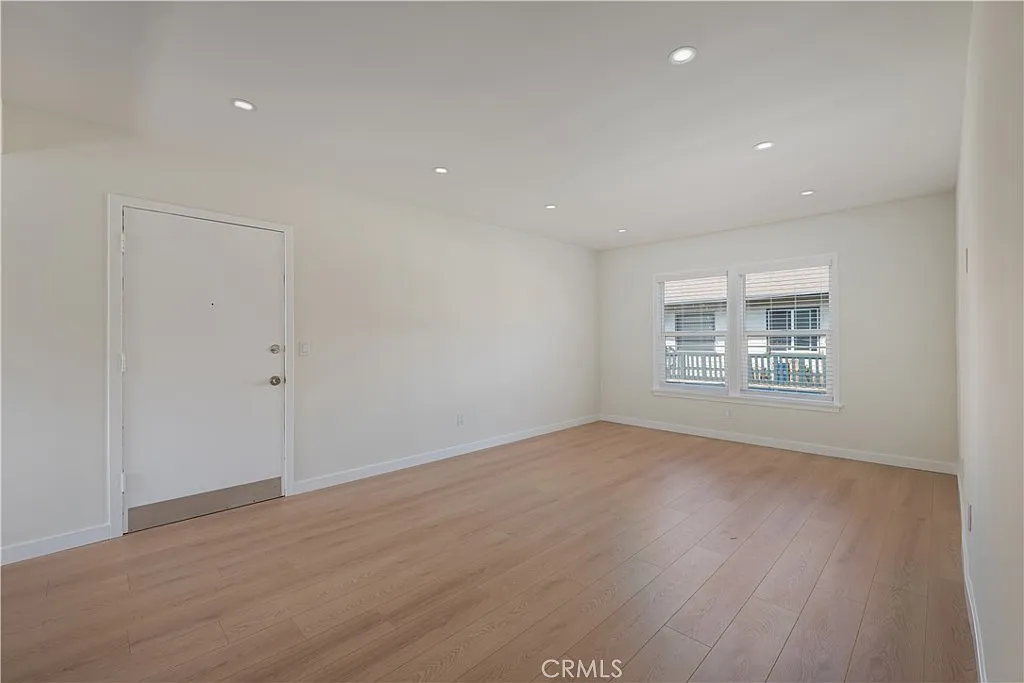 2 bed, 800 sqft, $2,200 — Photo 2