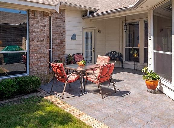 5th image of 2402 Oxford Ln