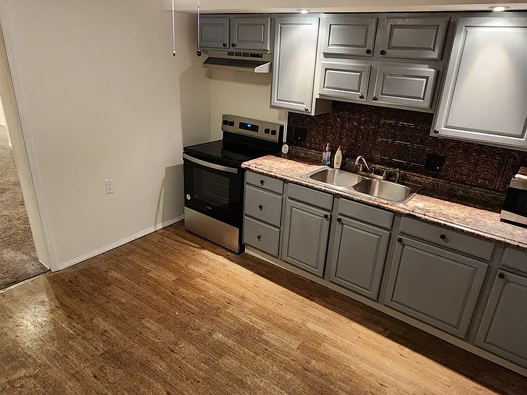 642 W Penn St — Photo 35