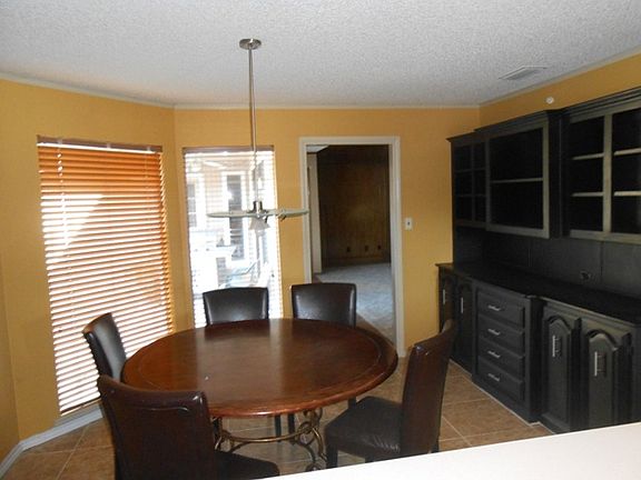 4th image of 808 Lakeshore Dr