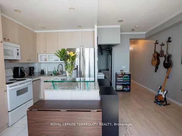 8 York St, Toronto, ON