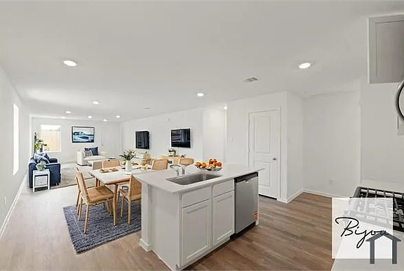 4 bed, 1627 sqft, $2,300 — Photo 4